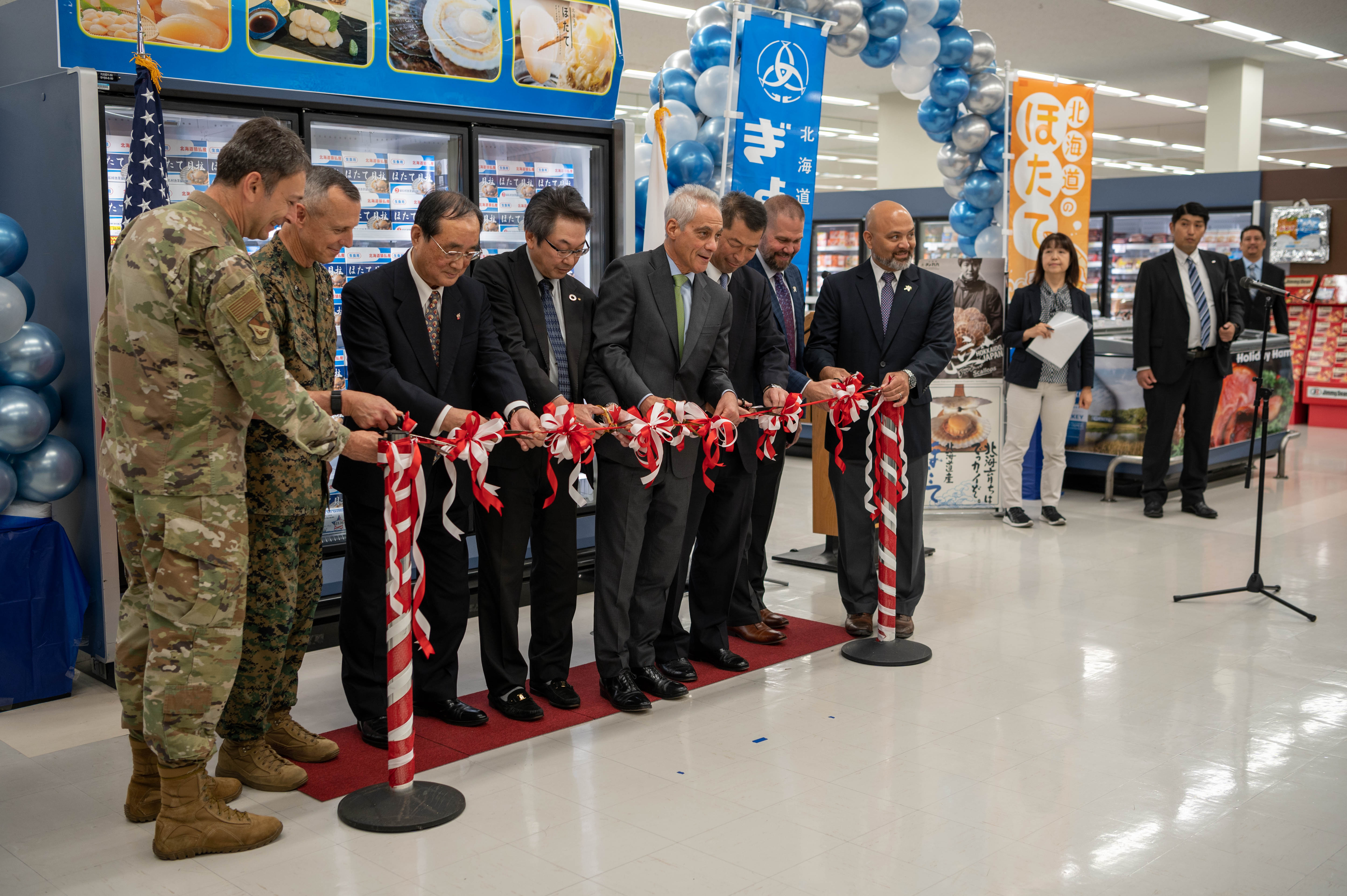 US Ambassador showcases Japanese scallops at Yokota